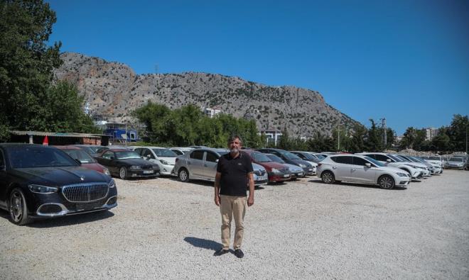 "DVZLE GELYOR, HURDAYA DNYOR"    "Bir motor baland zaman motorun deeri 500 TL ise, alacakl kii bu motoru sata karmak istediinde 1500-2 bin lira masraf yapmas lazm. Masraf sata ekleniyor. 500 liralk motor 1800 liradan sata kyor. Kimse motoru bu fiyatlara almaz. Satlamad iin de burada yllarca bekliyor. En sonunda 'Milli Emlak' at ihale ile hurda niyetine satyor. Bunlar lkenin zararna olan eyler. lkemize dvizle getirilen binlerce ara ryor ve hurdaya dnyor."