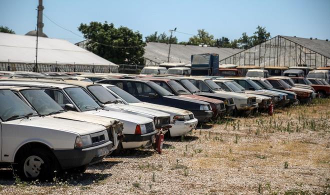 "SANAYDE BU  YAPANLAR VAR"    "Sanayilerde bu ileri yapan insanlar var. Kimileri aralarnn hacizlik olduunu renince kendileri motorunu, konsolonu, lastik ve jantlarnn yan sra koltuklarna kadar skyor. Bunlar bir depoda muhafaza ediyorlar. Aracn kasasn da bir araziye brakp 155'i arayarak ihbar ediyorlar. Polis arac ase numarasndan kontrol ettiinde yakalamal hacizli olduunu tespit edip otoparka ektiriyor. Aracn bu ekilde paralayan kii, kasasn ilerde alan ihalede tekrar ucuza alarak skt paralar yerine takyor. Buna genellikle lks segment aralarda daha ok rastlanyor" ifadesini kulland."