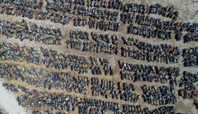 Binlerce ara rmeye terk edildi - 2  10 YILDIR BEKLEYEN VAR  <br>  Baz aralarn 10 yla yakn sredir park halinde olduunu syleyen Topu, haciz koyduran kiinin ilemleri balatmamas nedeniyle binlerce aracn rmeye terk edildiine dikkat ekiyor.