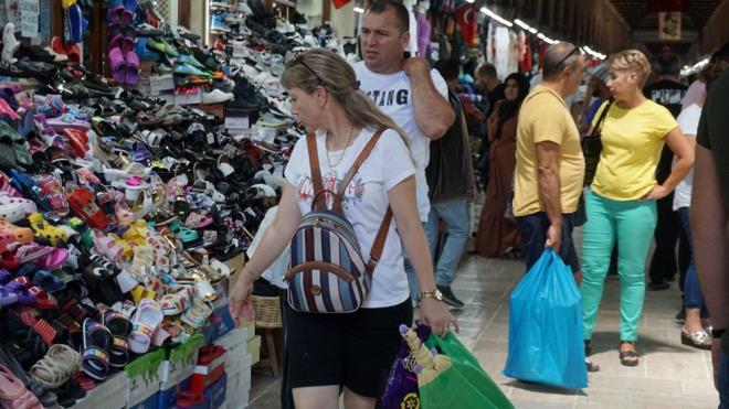 Karar duyan Bulgaristan vatandalar, alveri yapmak iin otobslerle ve kendi aralaryla Edirne'ye akn etti, snr kapsnda kuyruk olutu.    Getiimiz haftalarda  turistlerin olmamasndan dolay bo oturan esnaflar, kararn ardndan yaanan turist hareketlilii ile eski gnlerine dnmeye balad.