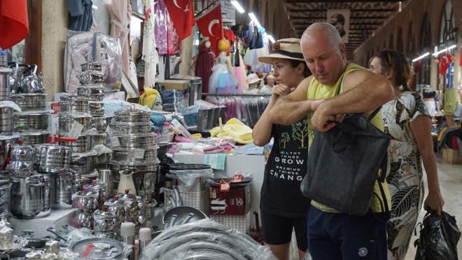 Cumhurbakan Erdoan'n Bulgar vatandalarn Trkiye'ye pasaportsuz gelebileceini aklamasndan dolay ok mutlu olduklarn belirten Bostanpazar esnaf Metin Doan, karar duyan turistlerin Edirne'ye akn ettiini ve ilerinin hareketlenmeye baladn syledi.