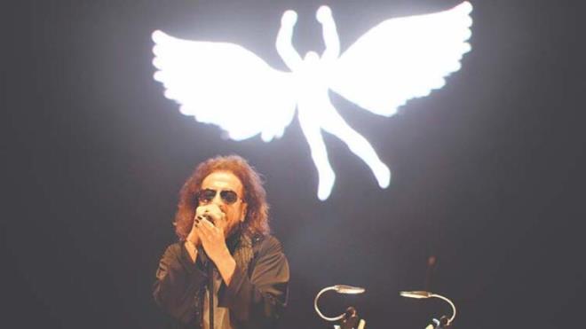 LHAN REM KMDR?<br>    lhan rem 1955 ylnda Bursa'da dnyaya geldi. Ortaokulda solfej ve an dersleri almaya balad ancak mzik hayatna girmesi, 1969 ylnda (14 yandayken) st dnemler tarafndan okul orkestrasna solist olarak seilmesi ile oldu. 1970 ylnda mensubu olduu Meltemler Orkestras, Milliyet Gazetesi'nin dzenledii Liseleraras Mzik Yarmas'nda Marmara blgesi birincilii kazand. Bu dnemde stanbul'daki pek ok profesyonel mzik grubundan teklif ald ancak 1972 ylna kadar Bursa'da kalmay tercih etti. Ayn kadro ile 1972'ye kadar Bursa elik Palas Oteli'nde ve Uluda diskolarnda dans mzii arkcln srdrd.