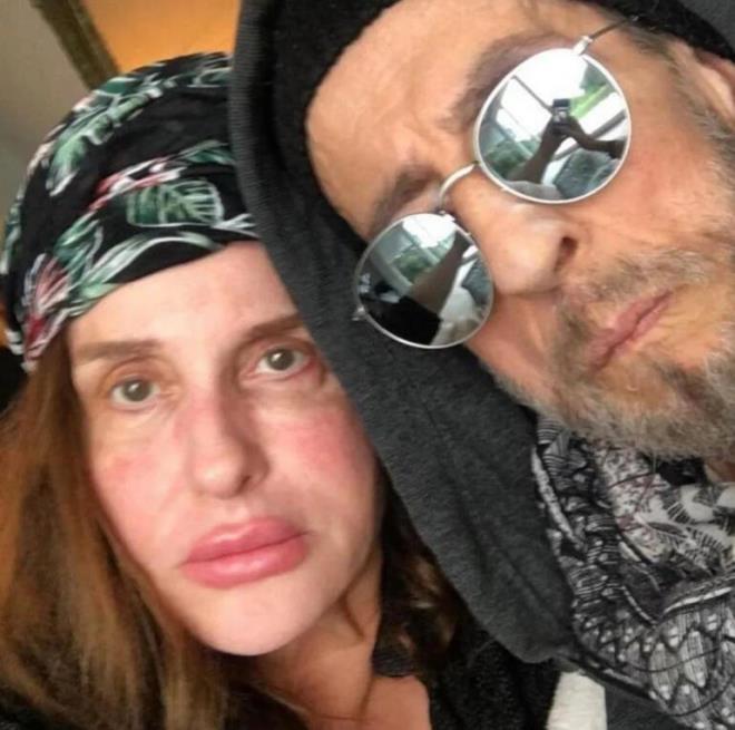 6 KEZ ALTIN PLAK ALDI<br>    lhan rem sanat yaam boyunca 6 kez Altn Plak olmak zere pek ok dl ald. Aralarnda Hey ve Ses de olmak zere eitli dergi, gazete ve kurumlar tarafndan pek ok kez "yln erkek sanats" ve "yln sanats" dllerine layk grld. Birok arks ve albm eitli dergi, gazete ve kurumlar tarafndan "yln arks/yln albm" seildi. Orta Dou Teknik niversitesi psikoloji mezunu olan ei Hansu rem ile 1 Ekim 1991 tarihinde evlendi. Hansu rem ayn zamanda lhan rem'in sanat ynetmenliini yapyordu.