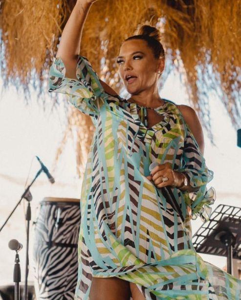 nl arkc Demet Akaln, mltecilere kfrettii o paylamla sosyal medyay kasp kavurdu. Yabanc uyruklu olduu renilen birinin, sokakta yatan kpein zerinden arabayla gemesine gsterilen tepkiler  gibi byd. Demet Akaln da sessiz kalmad, Bakn nl arkc neler syledi...