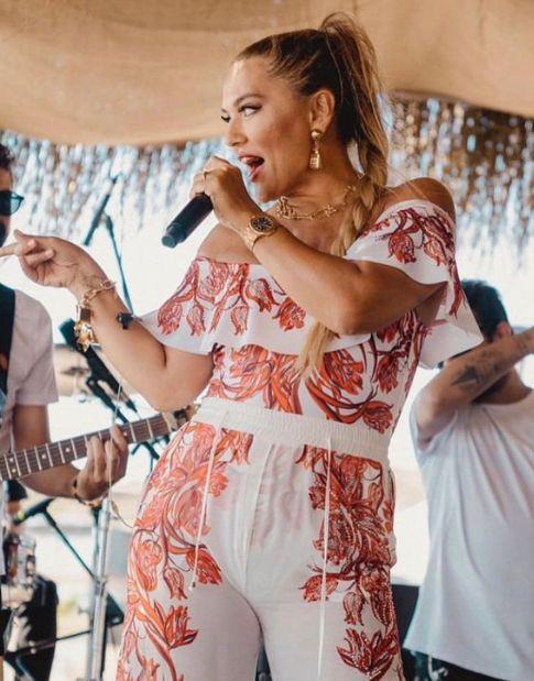 Gndeme dair yapt yorumlarla sk sk adndan sz ettiren Demet Akaln, sosyal medya hesabndan videoyu yaynlayarak kfretti.