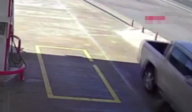 Jandarma ekiplerince gzaltna alnan src, 'Hayvan Koruma Kanununa Muhalefet' suundan 2 bin 40 TL cezayla serbest brakld.Olayn ardndan balatlan soruturma kapsamnda, 'Genel Gvenlii Kasten Tehlikeye Sokmak' suundan, snr d edilmek zere l G daresi'ne teslim edilen Halaf'a, ehliyetsiz ara kulland iin 3 bin 674 TL, alt irkete de 'ehliyetsiz ara kullandrmak' suundan 3 bin 674 TL ceza uyguland.