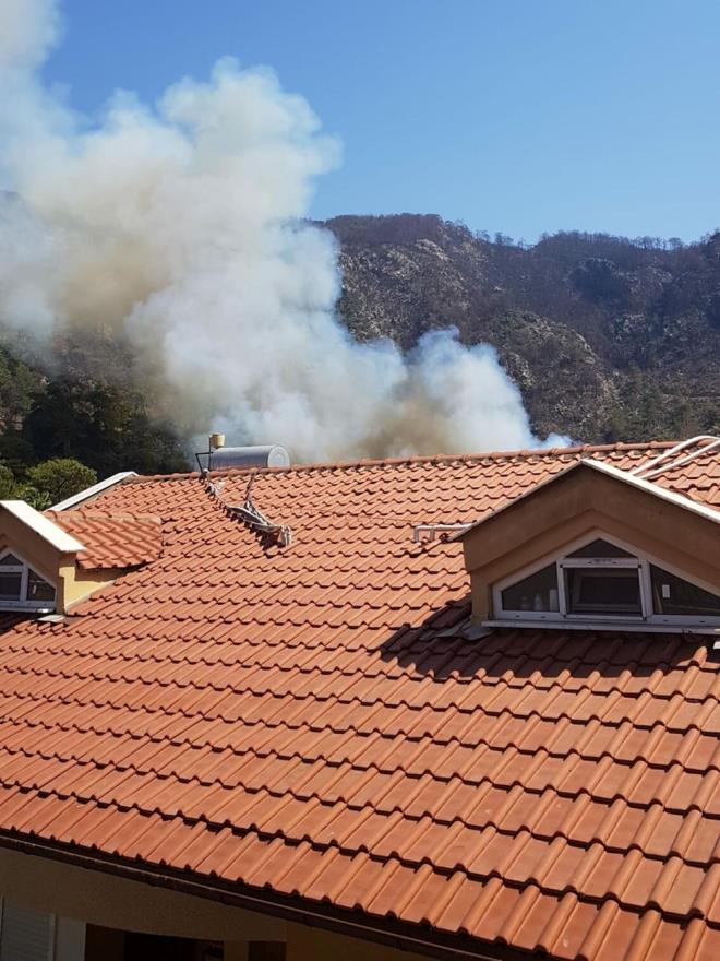 Alevlerin tehdit ettii 2 apart otel ile 13 ev tahliye edildi.