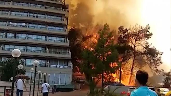 OTELDEKLER TAHLYE EDLD    NTV yaynnda konuan Marmaris Belediye Bakan Mehmet Oktay, oteldekilerin tahliye edildiini belirterek ''Mahsur kalan kimse yok. Yangn bir villaya da sram durumda. Yakn noktadaki villalarda da tahliyeler gerekletirildi'' dedi.