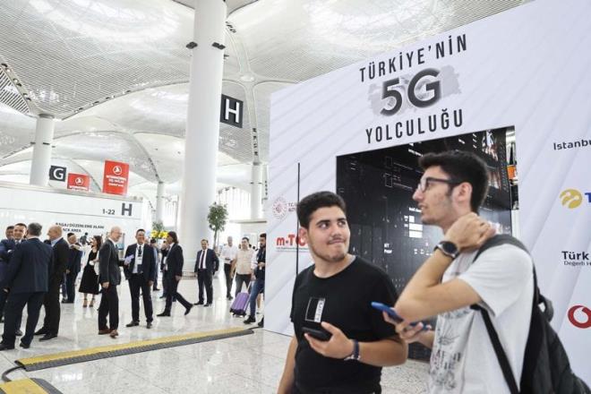 stanbul Havaliman'nda Turkcell, Trk Telekom ve Vodafone Trkiye tarafndan 5G teknolojisinin test uygulamas, 'Trkiye'nin 5G Yolculuu' programyla balatld. Turkcell Genel Mdr Murat Erkan da programa katlarak konuma yapt.