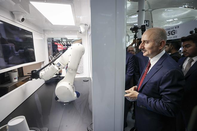 Hedeflerinin 5G'de dnya ile rekabet edecek hz sunmak olduunu aktaran Karaismailolu, "5G, balantl aralar, artrlm gereklik ve gelimi video ve oyun gibi yeni kullanm durumlarn mmkn klarak hem profesyonel hem de kiisel yaamlarmz tamamen yeniden ekillendirecek." diye konutu.