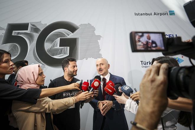Bakan Karaismailolu, halkn 5G teknolojisine kavumasna az kaldn belirterek, "Trkiye'nin 5G Yolculuu lansman trenimizle bu baarlarmz sizlerle paylamann gurur ve sevincini yayoruz." ifadesini kulland.    Trkiye'ye gurur yaatacak projelerden birisinin de u anda iinde bulunduklar stanbul Havaliman olduunu aktaran Karaismailolu, havalimannn almad dln ve krmad rekorun kalmadn syledi.    Karaismailolu, stanbul Havaliman'n gnde ortalama 1.400 uan, 230 bin yolcunun kullandn kaydederek, 8 Temmuz'da 1.422 uula rekor krldn, Avrupa'nn "en youn" ve "en iyi" havaliman olduunu anlatt.