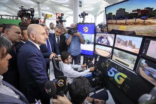 Karaismailolu, "5G'deki dk gecikme sreleri ile robotik, akll aralar ve akll ulam sistemleri gibi gecikmeye duyarl yeniliki hizmetlerin sunulmas kolaylaacaktr. 5G, otomotiv, sanayi, enerji, salk, tarm, medya ve elence gibi birok alanda dijital dnm hzlandrarak yeniliki uygulamalarn gelitirilmesi ve kullanlmasnda etken olacaktr." aklamasnda bulundu.