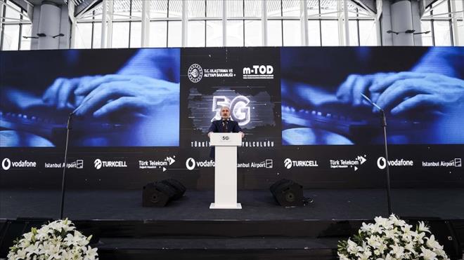 Bakan Karaismailolu, bugnden itibaren stanbul Havaliman'nda 5G'nin deneyimlenebileceini belirterek, "Havalimannda kurulu olan 5G servisini, telefonu 5G destekli olan ve 5G'ye abone olmu abonelerine kullandrmaya balayacaz." dedi.
