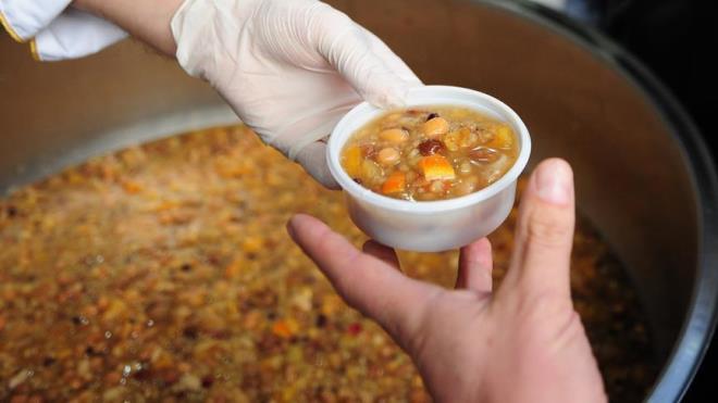 AURE GN NE ZAMAN?  <br>  Muharrem aynn 10. gn kutlanan aure gn 8 Austos 2022 Pazartesi gnne denk geliyor. Muharrem aynn bu gnlerinde oru tutmak ok faziletlidir.    Diyanet leri Bakanl bu gnlerin uygun olmasyla ilgili u bilgileri paylamtr;    Peygamberimiz Muharrem aynn 9?10. veya 10?11. gnlerinde oru tutmay tavsiye etmitir. Ancak Muharrem aynn sadece 10. gnn orulu geirmek mekruhtur.Yalnzca Aure gn oru tutulmas Yahudilere benzeme endiesi ile mekruh grlm, Muharrem aynn 10. gn ile birlikte 9. veya 11. gnnn de orulu geirmek tavsiye edilmitir. Peygamberimiz (s.a.s.) Muharrem aynn sadece 10. gn oru tutmamtr (Tirmiz, ?Savm?, 50) ve ?Muharremin 9. ve 10. gn oru tutunuz. Yahudilere muhalefet ediniz? buyurmutur.