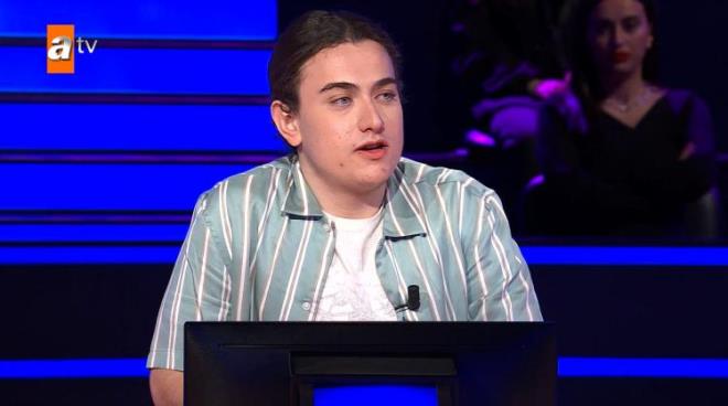 Boazii niversitesi Bilgisayar Mhendislii rencisi olan 20 yandaki Ceylan Berk Tola, okul baarsyla Kenan mirzalolu'nu etkiledi.