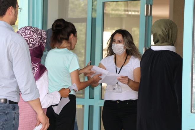 KPSS LSANS SONULARI NE ZAMAN AIKLANACAK?    ansl olanlarn yardmna ise polis ekipleri yetiti. Snava yetimeye alan adaylar, polis ekipleri tarafndan okullara gtrld.