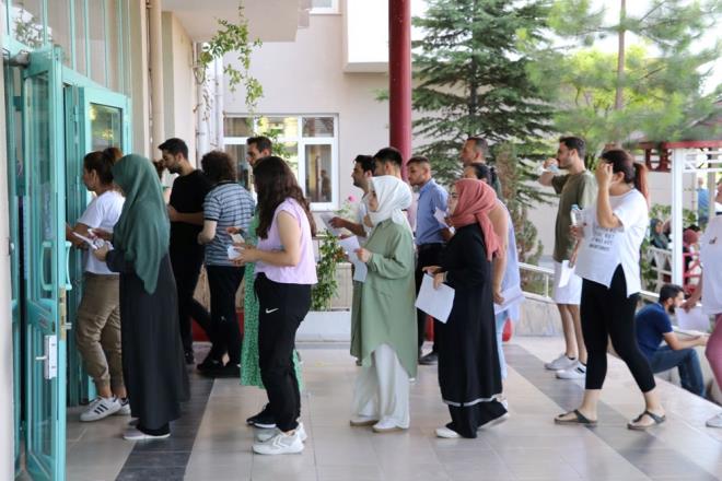 Eitim bilimleri oturumu ise saat 14.45'te balad. 100 dakika iinde sanva katlanlara 80 soru yneltildi.