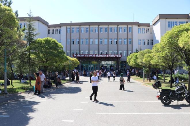 Memur alm iin milyonlarca adayn katld KPSS'de iki oturum bugn yapld.