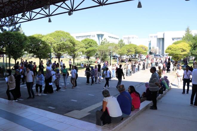 Adaylar kimlik ve snava giri belgeleriyle salona alnd. Kurallar gerei saat 10.00'dan sonra ieri kimse alnmad.