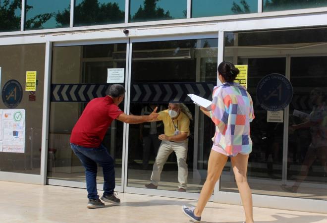 Yollarda ara kuyruklar olutu. Snavn kaplaca merkezlerin nnde de sra vard.