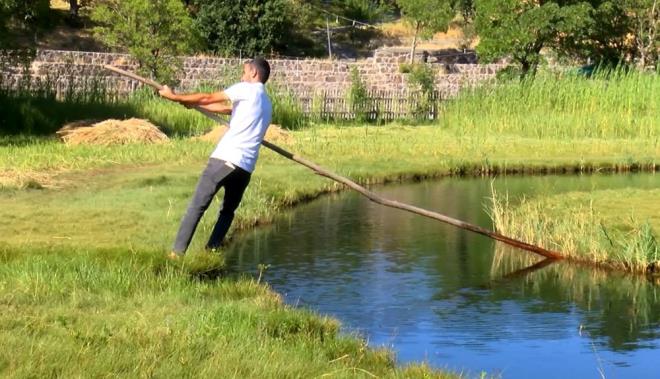 ?OK ABUK BOZULABLYORLAR?    Dicle niversitesi Fen Fakltesi Biyoloji Ana Bilim Dal Bakan Prof. Dr. Ahmet Kl, yzen adalarn onlarca ylda oluan hareketli sistemler olduunu ifade ederek, 'insan mdahaleleriyle ok abuk bozulabilirler. Bu yzden bizim byle hassas sistemleri korumamz lazm'' diyerek sopal mdahalelere tepki gsterdi.