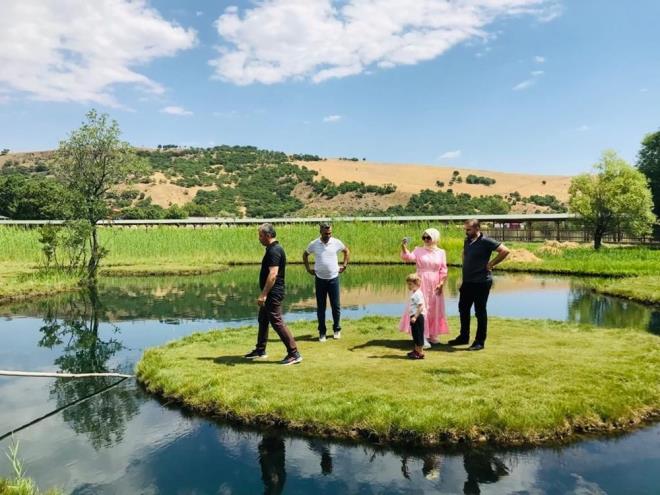 3 taraf da ve tepelerle evrili dz zemin zerindeki glde, rzgarn etkisiyle birbirinden bamsz yzen 3 ada bulunuyor.