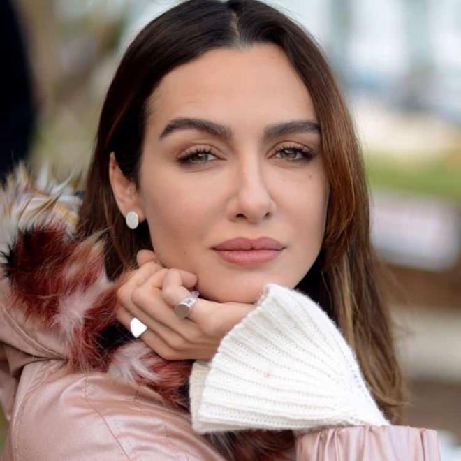 Netflix'in orjinal hesabndan yapt Birce Akalay'a zel video gnlerce konuulmutu. 2 rol 1 oyuncu ismiyle verdikleri video Akalay'n baars iin de gzel bir zvn kayna haline geldi.