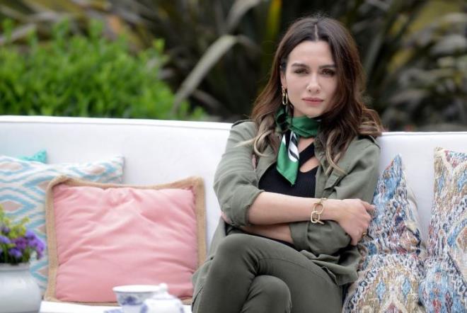 Getiimiz aylarda pe pee iki projeyle gndeme gelen baarl oyuncu Birce Akalay, hem Ku Uuu dizisi ile hem de Mezarlk isimler kadn cinayetlerinin ilendii dizi ile gndeme gelmiti.