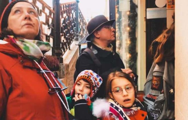 Farkl yumurta ikizleri olan kzlarn anneleriyle olan benzerlii dikkatlerden kamad.