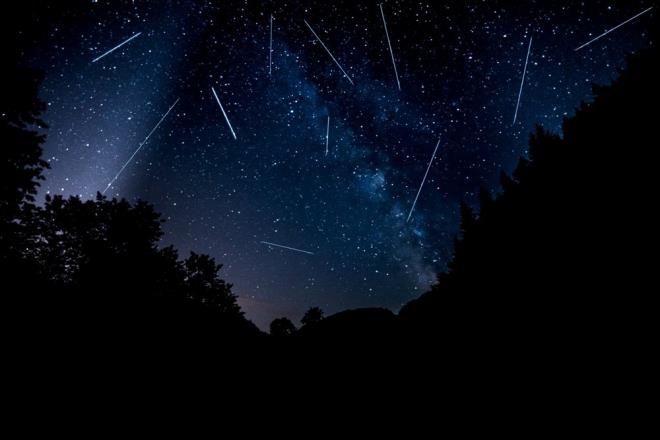 PERSED METEOR YAMURU NE ZAMAN?     Perseid Gkta Yamuru boyunca 11-12 Austos gecelerinde saatte ortalama 50 ila 70 meteor kaymas gzlemlenebilecek.    Meteor yamuru, yldz kaymas ya da ate topu eklinde oluacak. 12 Austos'ta saat 23:00 ile 01:00 aras Perseid Meteor Yamuru'nun konumu belli olaca iin, bu zaman diliminde daha fazla gk ta grmek mmkn. Eer hava ak ve Ay parlaksa daha fazla meteor grebiilirsiniz.