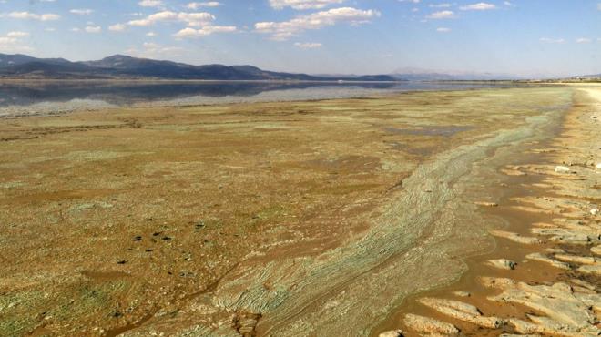 KURAKLIIN NNE GEMEK N ALIMALAR YAPILIYOR    Devlet Su leri blgedeki kurakln nne gemek iin almalar yapyor. Gl kenarnda yaplan havuz ve gne panalleriyle buharlama ksmen engelleniyor.  Burdur Gl'nde alg patlamas - 5