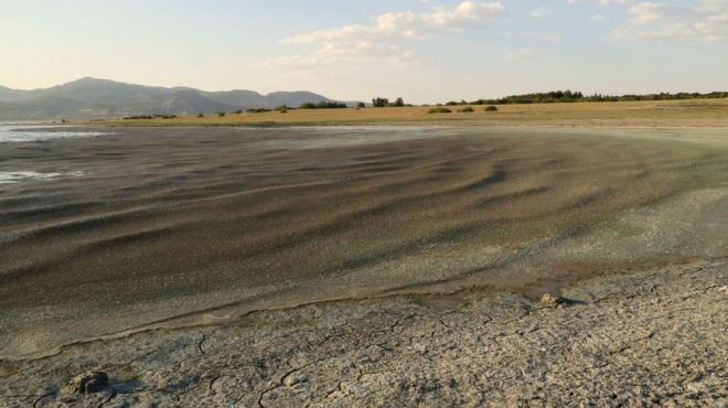 "GLN YARDIMA HTYACI VAR"    Gln yaral ve yardma ihtiyac olduunu belirten Dr. Glle, "Siyanobakteri veya mavi-yeil alg patlamas aslnda bize Burdur Gl'nn S.O.S verdiini gsteriyor. Bu yaral hali daha uzun devam ederse tedavisi, yani eski haline gelmesi daha zor olacaktr" dedi.