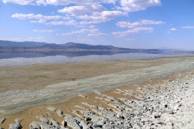 Kuraklkla mcadele eden Burdur Gl'nn son haftalardaki grnm endieye neden oldu.    Gln su seviyesi son yllarda hzla ekildi ve kuruma tehlikesiyle kar karya kald.