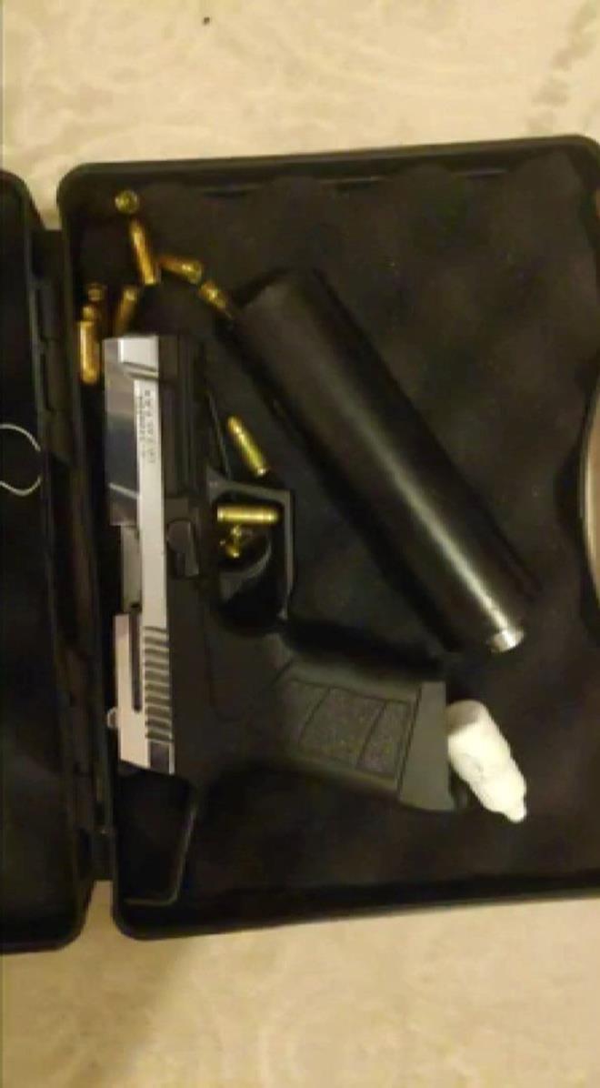 Sahte pasaportla kiralanan oda da susturucu takl tabanca ile iki el deneme at bile yapt. Suikast timi dikkat ekmemek iin tm keiflerde ayr ayr yrd.     stanbul'da 10 kiilik suikast timi yaplan operasyonlarla yakalanmt.