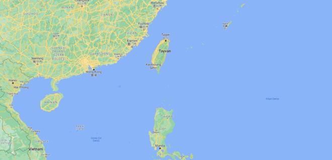 TAYVAN NEREDE?    Tayvan, in?in gneydou kylarndan yaklak 160 kilometre uzaklkta bulunuyor. lke, ayn zamanda ABD d politikas iin ok nemli olan Amerikan blgelerin bir listesini ieren "birinci ada zinciri" iinde bulunuyor.     Uzmanlar, in?in Tayvan' ele geirmesi durumunda Bat Pasifik blgesinde askeri olarak daha fazla gleneceini belirtti. Siyasi analistler ayn zamanda bylelikle in?n  Guam ve Hawaii kadar uzaktaki ABD askeri slerini tehdit edebileceini sylyor.    Ancak in, daha nce de defalarca niyetinin barl olduu konusunda srar etti.