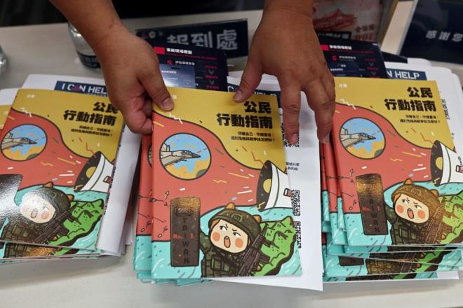 lerleyen yllarda  in anakarasnda Chiang Kai-shek liderliindeki milliyeti hkmet gleri ile Mao Zedung'un Komnist Partisi arasnda bir i sava patlak verdi. Komnistler 1949'da i sava kazand ve Pekin'de kontrol ele geirdi. Chiang Kai-shek ve milliyeti siyasetilerden geriye kalanlar Tayvan'a kat ve sonraki birka on yl boyunca lkede hkm srd.