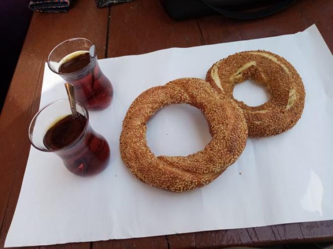 Bunun nedeni ise karbonhidrat ve kafeinin vcutta hzla sinir sistemini kerterek beyne verilen sinyallerde azalmalara neden olduu ortaya karld.