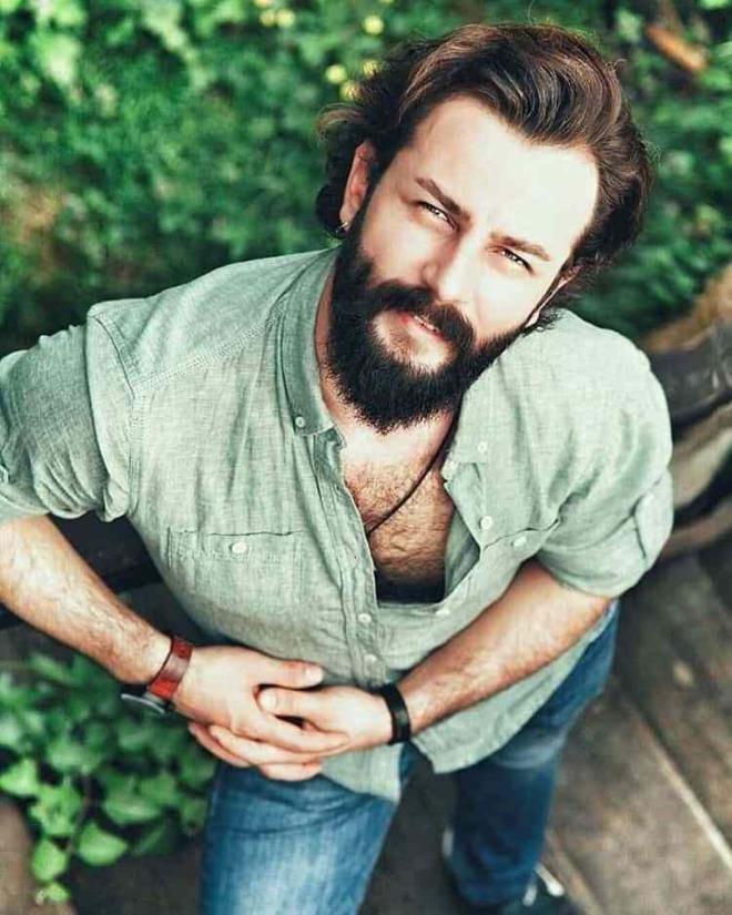 20 Ekim 1989 ylnda zmit'te dnyaya gelen baarl oyuncu Gkberk Demirci kariyer hayatna sinema oyunculuu ile balad.