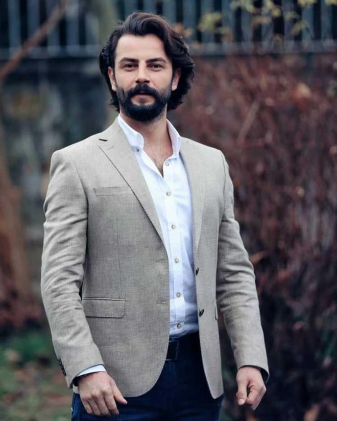 Bu srada Yemin dizisinde barol olan oyuncu Demirci'nin en byk destekisi dizi de barol paylat zge Yaz oldu.