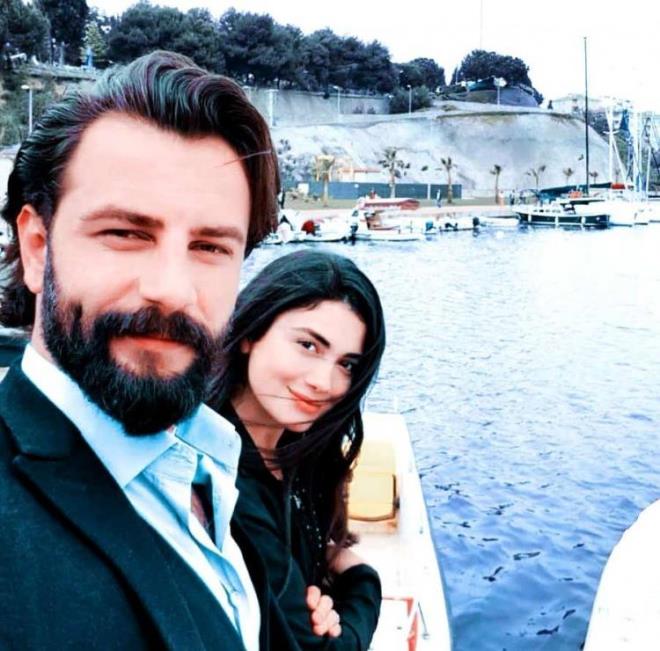 Dizide tanan daha sonra bu beraberlii evlilik yoluna girerek talandran iftten ksa sre nce kt haber geldi. Beraberliklerini ani bir karar ile sonlandran ikilinin bu haberleri sonras hayranlar hayal krklna urad.