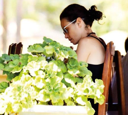 Namal, bir gn sonra ise ocuklaryla plaja indi. Denize girmek yerine ocuklaryla ilgilenen 43 yandaki oyuncu, ardndan arkadalaryla sahilde sohbet etti.