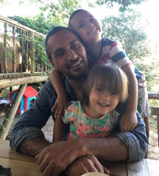 2020 ylnda iki ocuunun babas, ei Ahmet Serdar Oral' kalp krizi nedeniyle kaybeden zg Namal yaad ac sonras uzun bir sre kendini toparlayamamt.