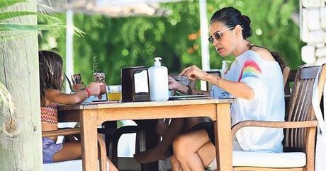 nl oyuncu, nceki gn Ortakent?teki bir otelde ocuklaryla ile birlikte kahvalt yaparken objektiflere yansd.