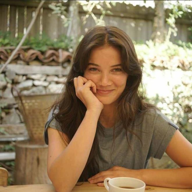 Pnar Deniz ilk olarak kendini "Vatanm Sensin" dizisinde gstermi ve gzellii ile akllarda kalrken, doal duruu ile takdir toplamt.