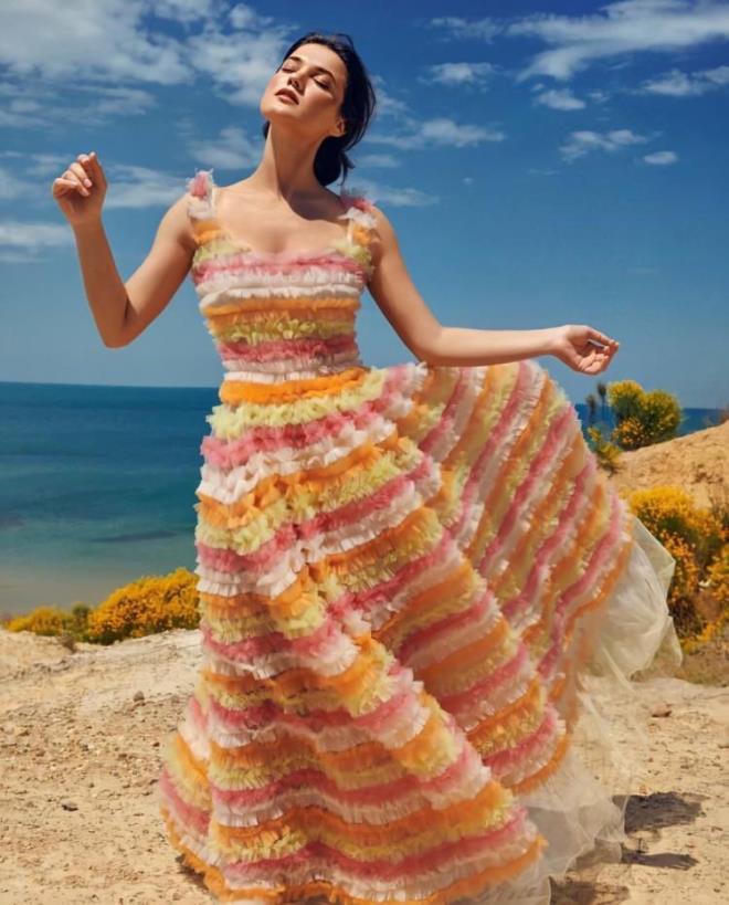 Yzne makyajla il yaptran gzel oyuncu, salarn kzla boyatarak bambaka biri oldu.  Hesabnda paylad o fotorafa ise "Bil bakalm ben kimim?" notunu dt. te Pnar Deniz'in beeni yamuruna tutulan o hali...