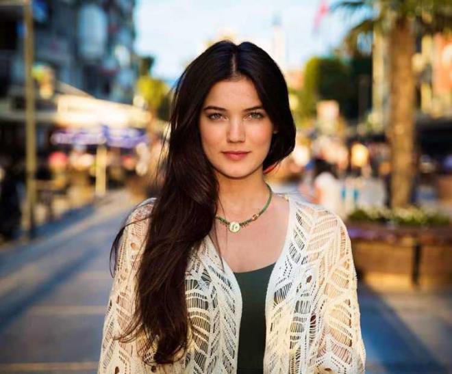 Sonradan Murat Dalkl'n klibinde oynayarak kendini nlendiren gzel oyuncu, baardan baarya komaya balad.