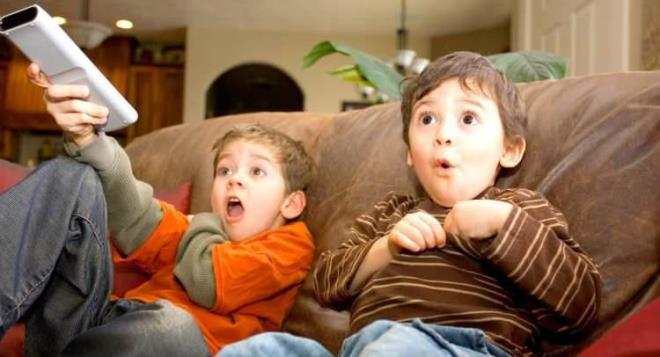 Uzmanlar, ocuklara sunulan ieriin, ocukla medya arasndaki ilikisi iin nemli yer tuttuunu belirtti. Ebeveynlerin, ocuklarnn medya ile ilikisini dzeltmesi ve gelimesi iin, kendilerinin de iyi bir medya okur yazar olmas gerektiini bildirdi. Anne baba ocuk ilikisinde, ocuk anne baba nderliine muhtatr. Dolaysyla ocuk 8 yandan nce kendi izleme becelerini gelitiremez. 8 yandan sonra ocuk algsal seicilie girer, o yalarda sinirlerle gz ve beyin arasndaki balantlar kurulur.