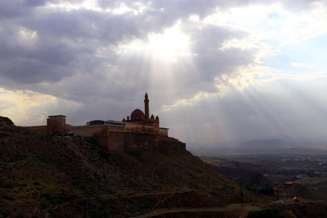 Dou Anadolu Blgesi'nin en nemli tarihi ve turizm mekanlarndan tarihi shak Paa Saray, mimarisi, tarihi ve grkemli yapsyla Avrupa lkeleri bata olmak zere dnyann birok lkesinden her yl turistleri arlyor.