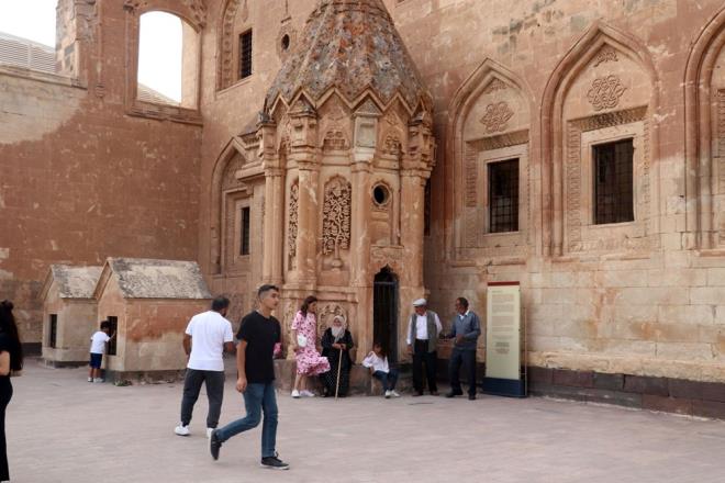 Yaz tatili dneminde younluk yaanan tarihi saray 2013'te 96 bin 858 kii, geen yl da 226 bin 600 ziyareti gezdi.  <br>  te dier kareler...