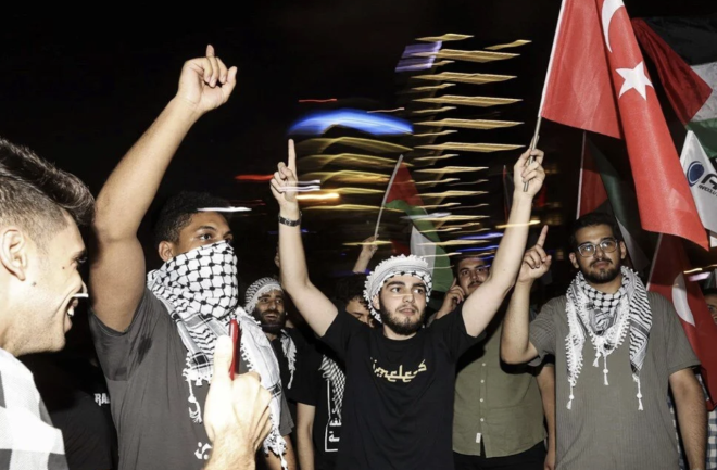 srail'in stanbul Bakonsolosluu nnde bir araya gelen dernek yeleri, ellerindeki Trk ve Filistin bayraklar ile dvizler tayarak slogan att. Bir aklama ile srail'in saldrlarn knayan dernek yeleri aklamann ardndan dald.